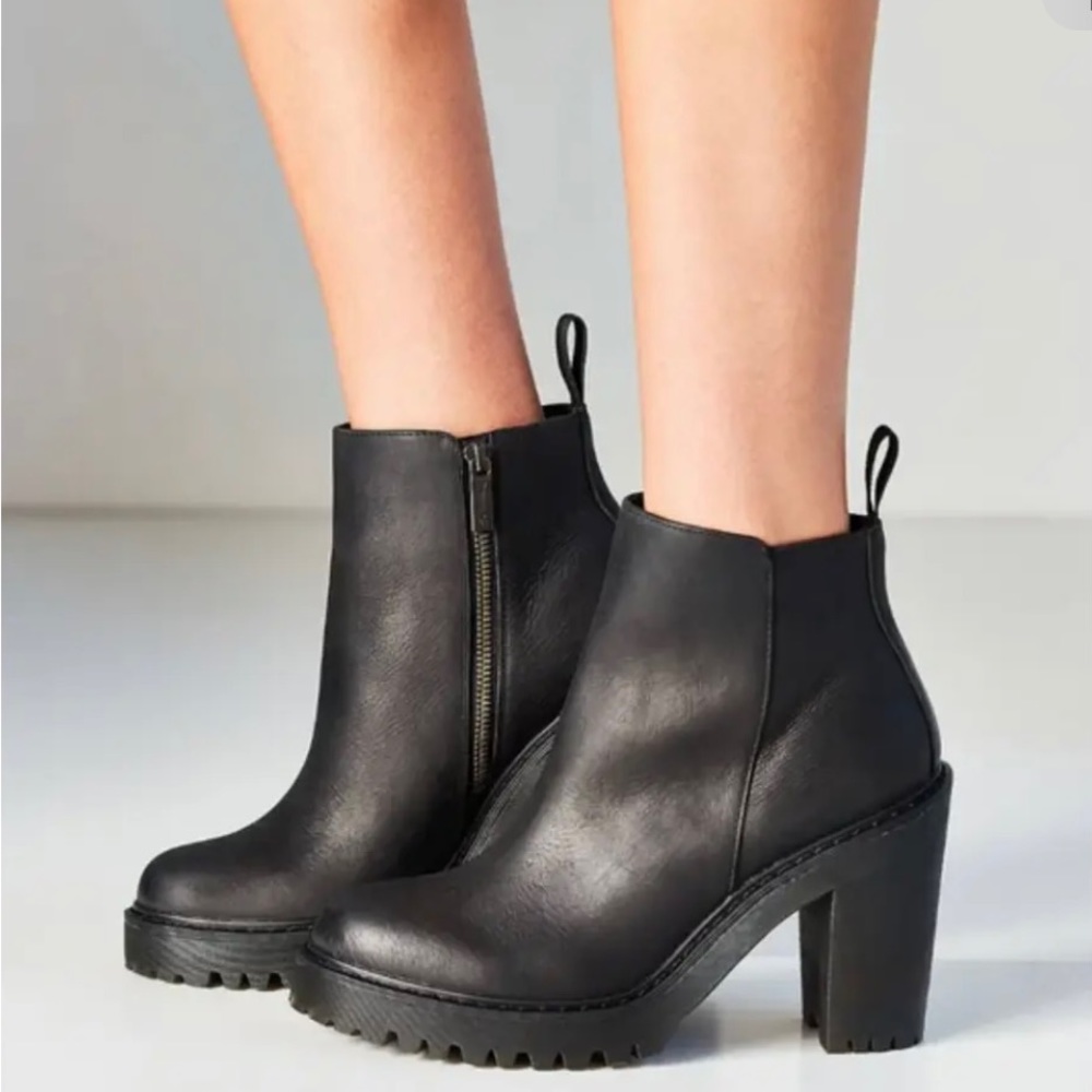 DR. MARTENS Magdalena Heeled Boot